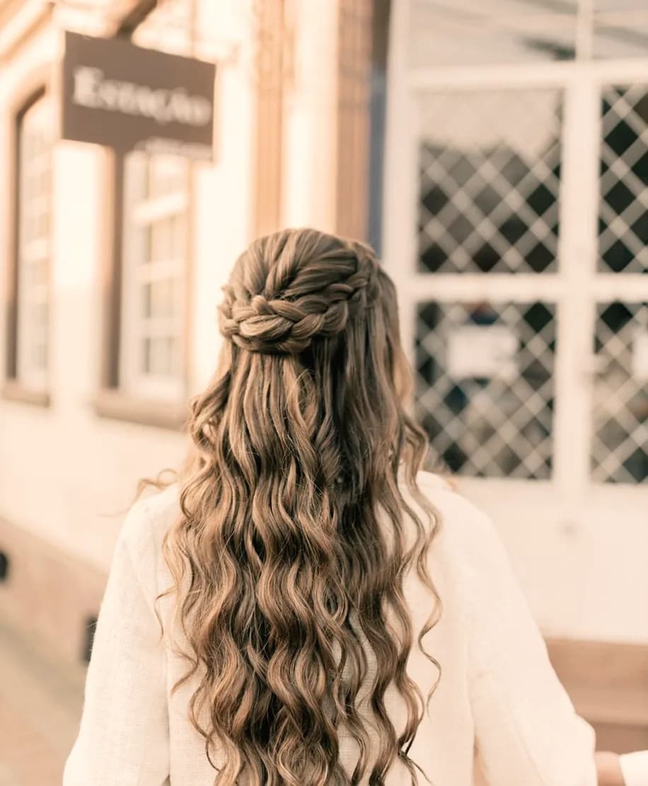 Coiffure ondulée et tressée réalisée en salon