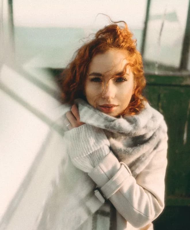Couleur cuivrée sur cheveux bouclés