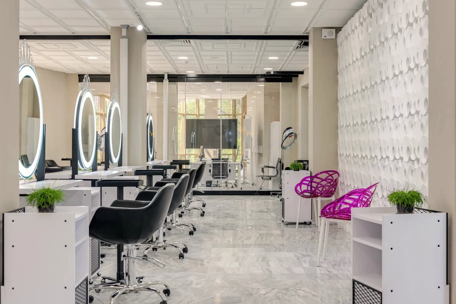 Intérieur d'un salon de coiffure lumineux